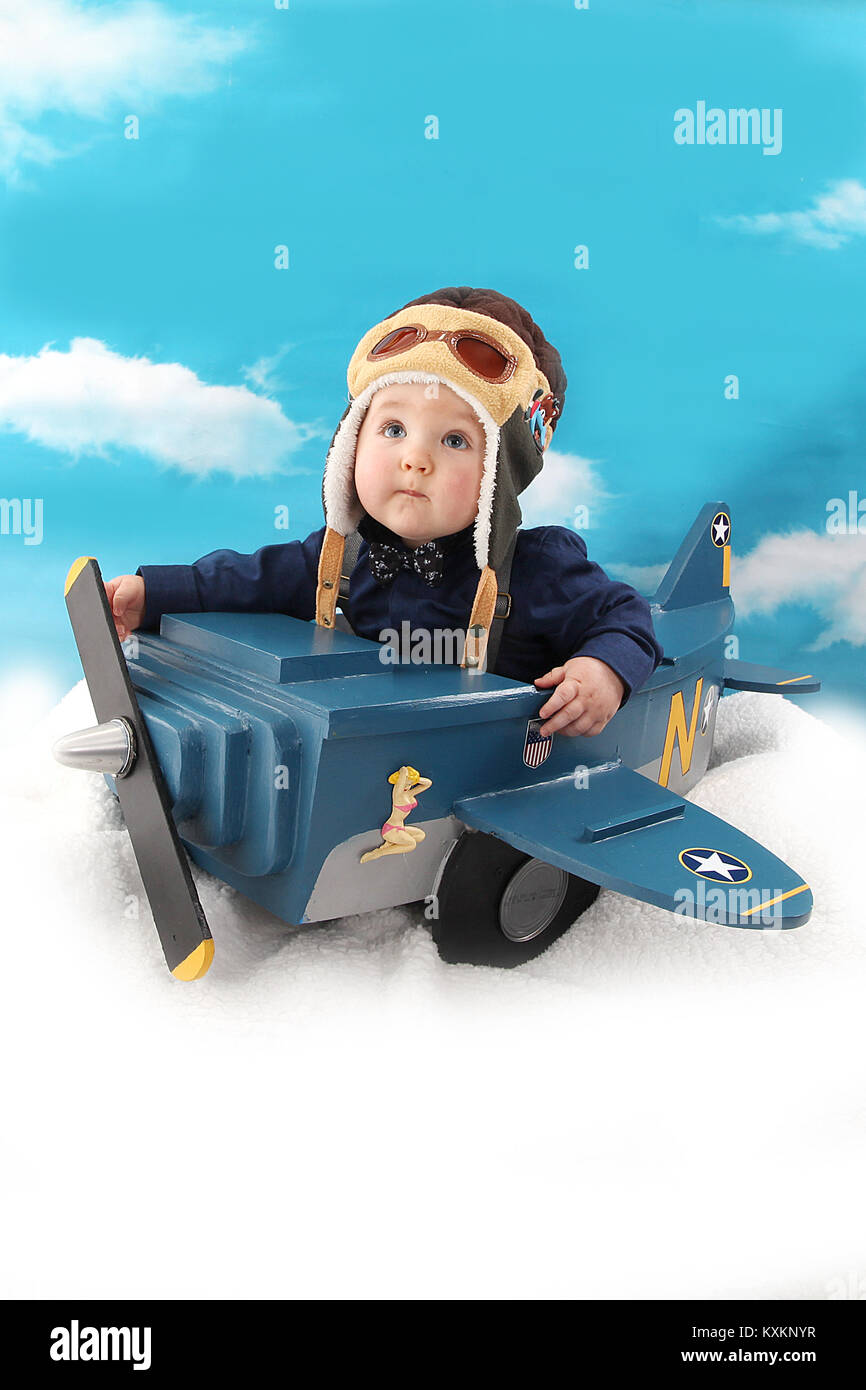 Bébé Garçon jouant dans pilote toy airplane, le roulement et l'enfant, le développement Banque D'Images
