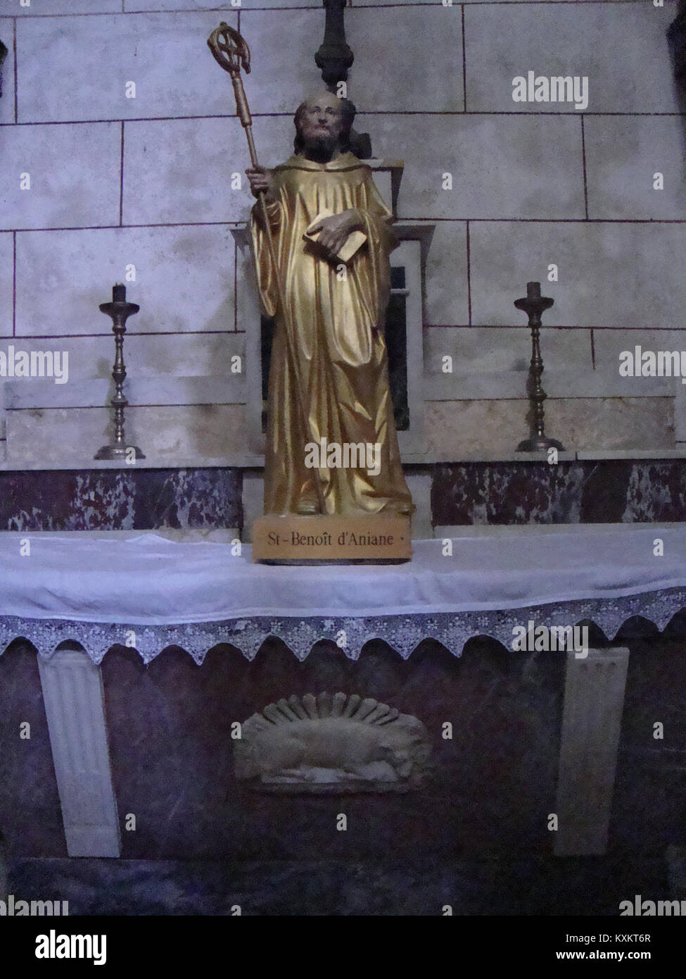 L'église et la statue de Saint Benoît d'Aniane à Aniane, Hérault, France, mettant en lumière l'histoire religieuse et architecturale de la région. Banque D'Images