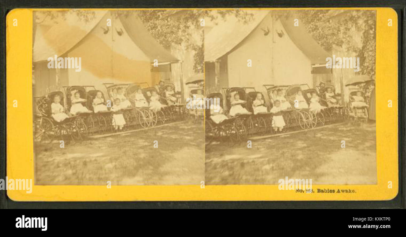 Photographie ou tirage intitulé « Babies Awake » par C. H. Shute & son, représentant des nourrissons dans un cadre posé, illustrant des portraits d'enfants du début du XXe siècle. Banque D'Images