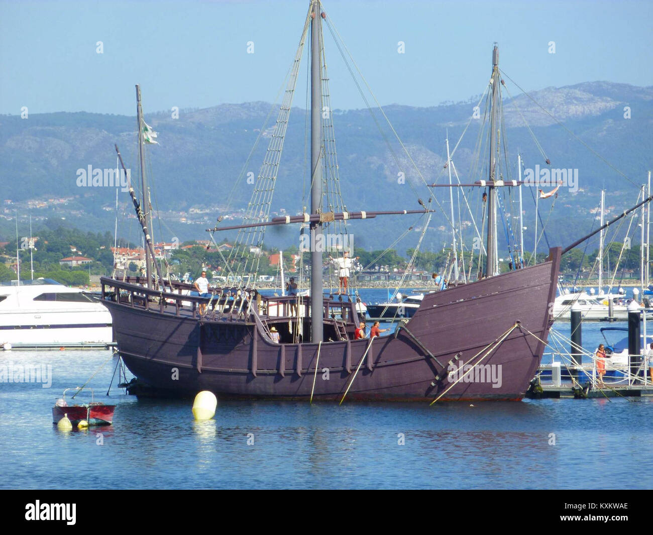 Le Museo-Réplica de la Carabela Pinta à Baiona, en Espagne, présente une réplique grandeur nature du navire historique Carabela Pinta, soulignant son rôle dans les voyages du XVe siècle qui ont contribué à la découverte européenne des Amériques. Banque D'Images
