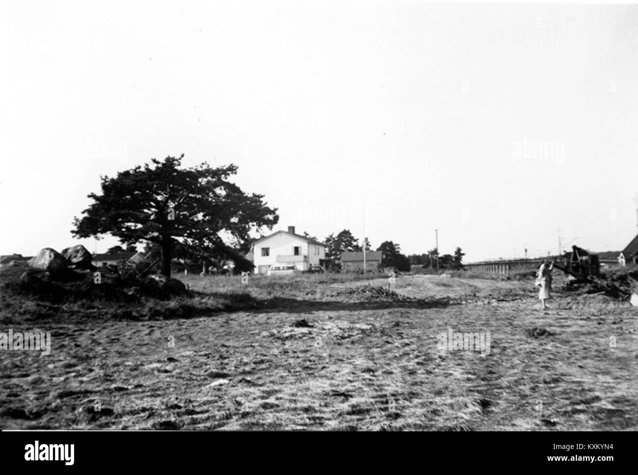 Une photographie prise le 11 septembre 1960, montrant la gare ferroviaire de Barkarby en Suède pendant le projet d'agrandissement de la double voie. L'image met en évidence les développements de l'infrastructure ferroviaire suédoise au milieu du XXe siècle. Banque D'Images