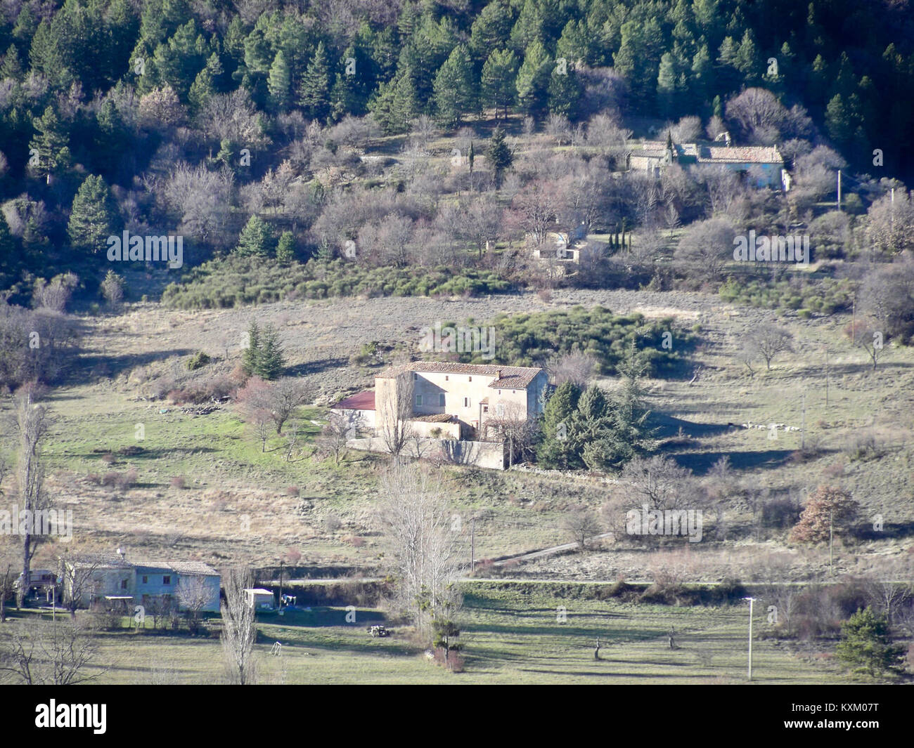 La Maison à Cour située à Aurel, en France, est un bâtiment résidentiel historique reflétant l'architecture régionale traditionnelle et l'aménagement urbain. Banque D'Images
