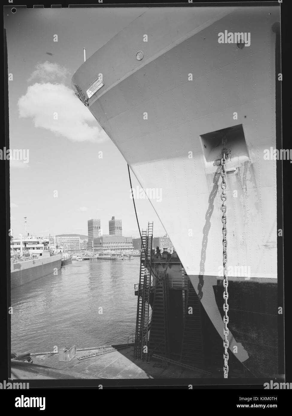 Photographie du navire Baugen sur le Bergensfjord, montrant son pont, sa superstructure et son contexte maritime en Norvège. Banque D'Images