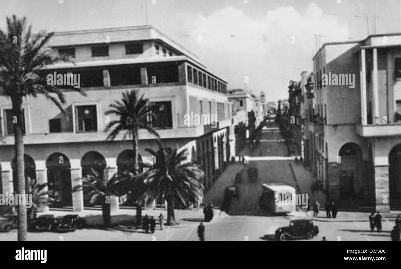 Une photographie des années 1940 de la place de la municipalité de Benghazi en Libye montre la place centrale, les bâtiments environnants, les rues et les espaces publics reflétant l'environnement urbain de la ville pendant cette période. Banque D'Images