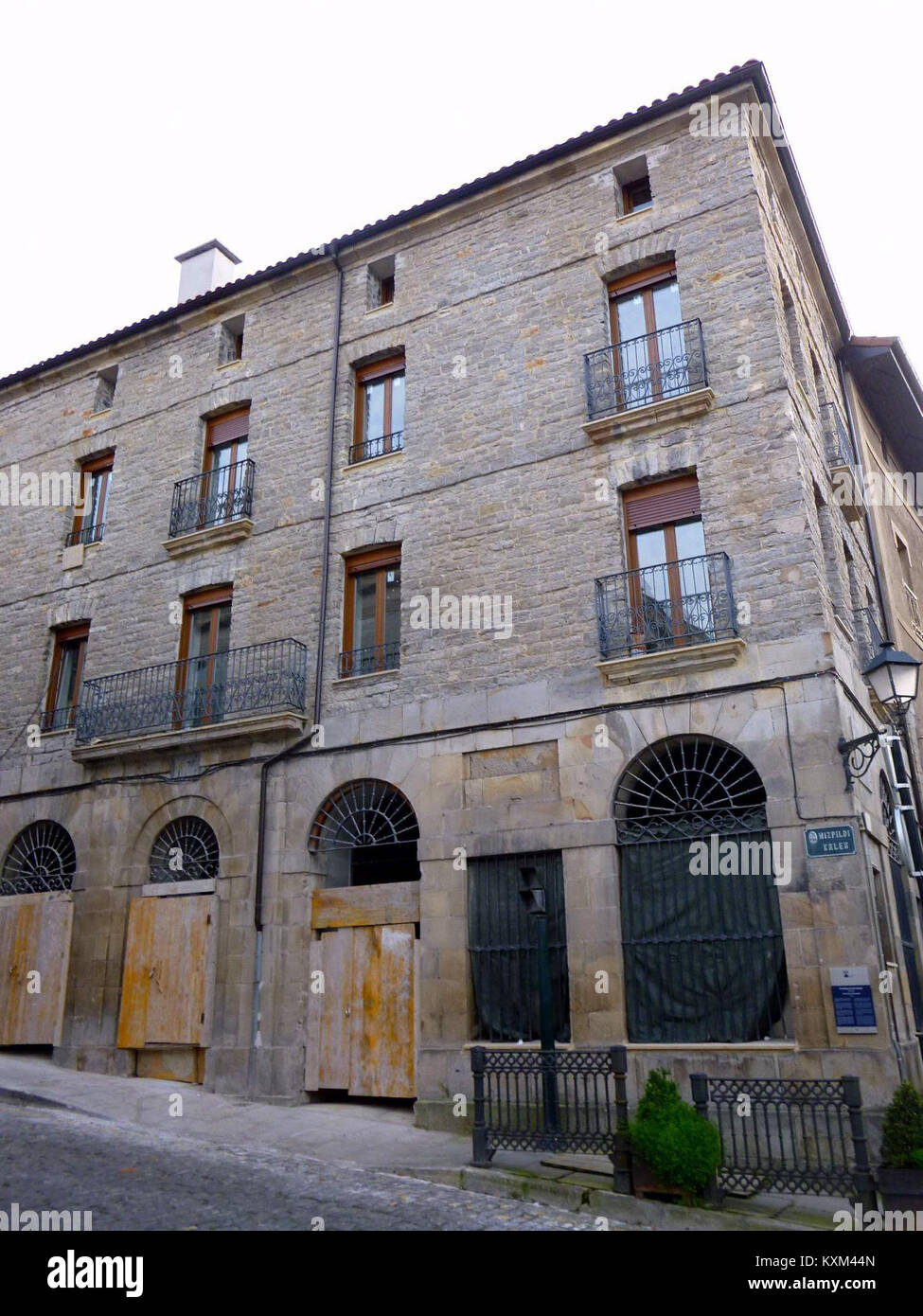 Bergara, en Espagne, abrite des bâtiments historiques, notamment des boucheries et des poissonneries traditionnelles. Ces établissements mettent en valeur l’histoire commerciale et culturelle de la ville, offrant un aperçu du commerce local. Banque D'Images