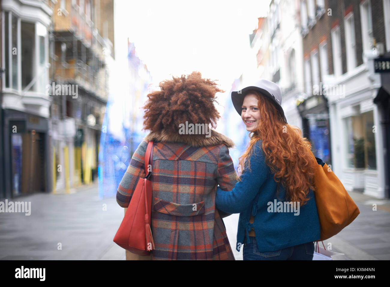 Deux jeunes femmes,marcher bras dessus bras dessous dans la street Banque D'Images
