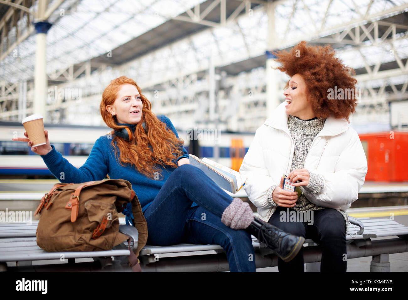 Les amis sur le banc sur la plate-forme de la gare,London Banque D'Images