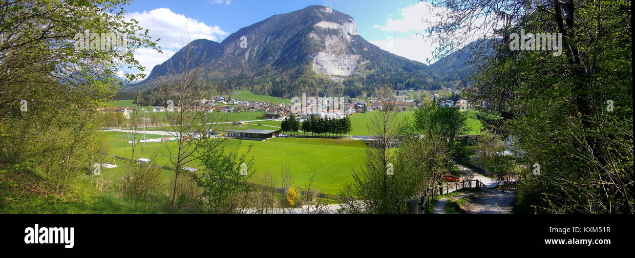 Le terrain de football de Bad Hering, en Allemagne, sert de lieu pour les événements sportifs locaux et les loisirs communautaires. Il soutient les matchs de football, les entraînements et les activités sportives régionales. Banque D'Images
