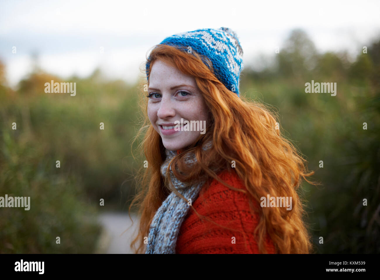Portrait de femme aux cheveux rouges à la recherche de smiling Banque D'Images