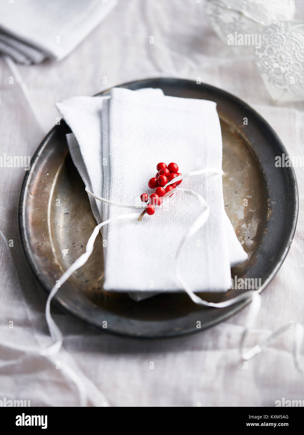 Serviettes de table sur la plaque avec les fruits rouges, close-up Banque D'Images