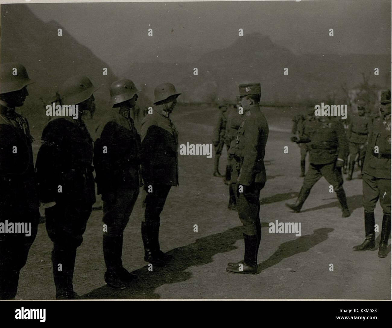 L'image montre une visite royale à l'aérodrome de Pergine, soulignant la présence de sa Majesté et l'importance de l'emplacement pendant cette période historique. Banque D'Images