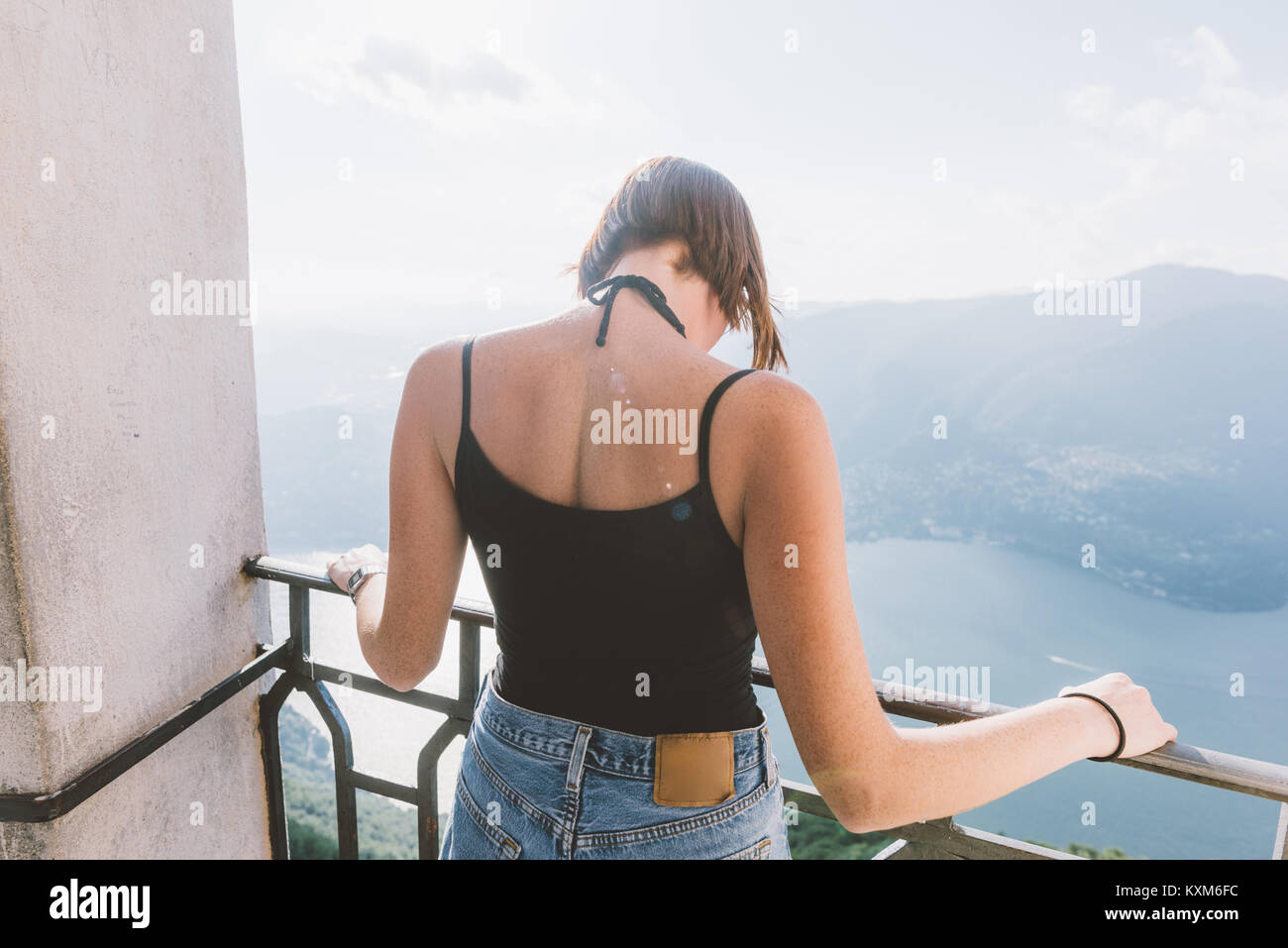 Vue arrière du jeune femme sur plate-forme d'observation en regardant le lac de Côme, Lombardie, Italie Banque D'Images