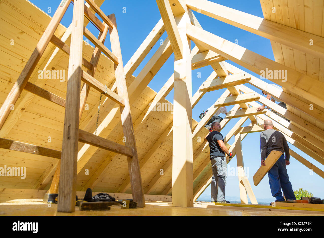 Les constructeurs à travailler avec toiture en bois de construction. Banque D'Images