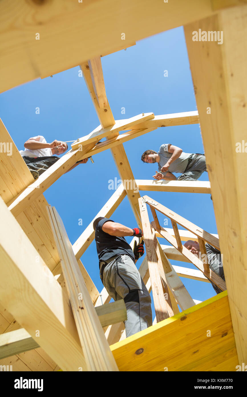 Les constructeurs à travailler avec toiture en bois de construction. Banque D'Images