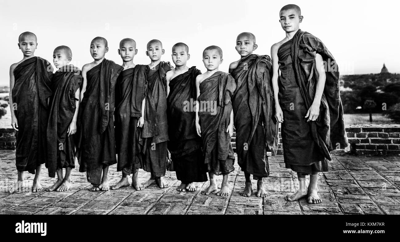 Groupe de moines novices à Bagan, Myanmar Banque D'Images