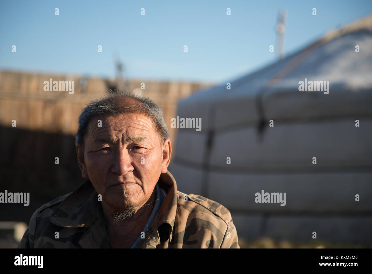 L'âge moyen de la Mongolie portrait vieil homme ger camp Oulan Bator matin lever de soleil Banque D'Images