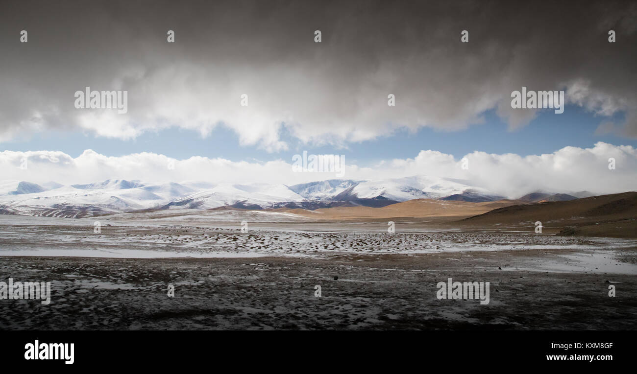 Paysage de montagnes enneigées de Mongolie hiver neige nuageux Mongolie Banque D'Images