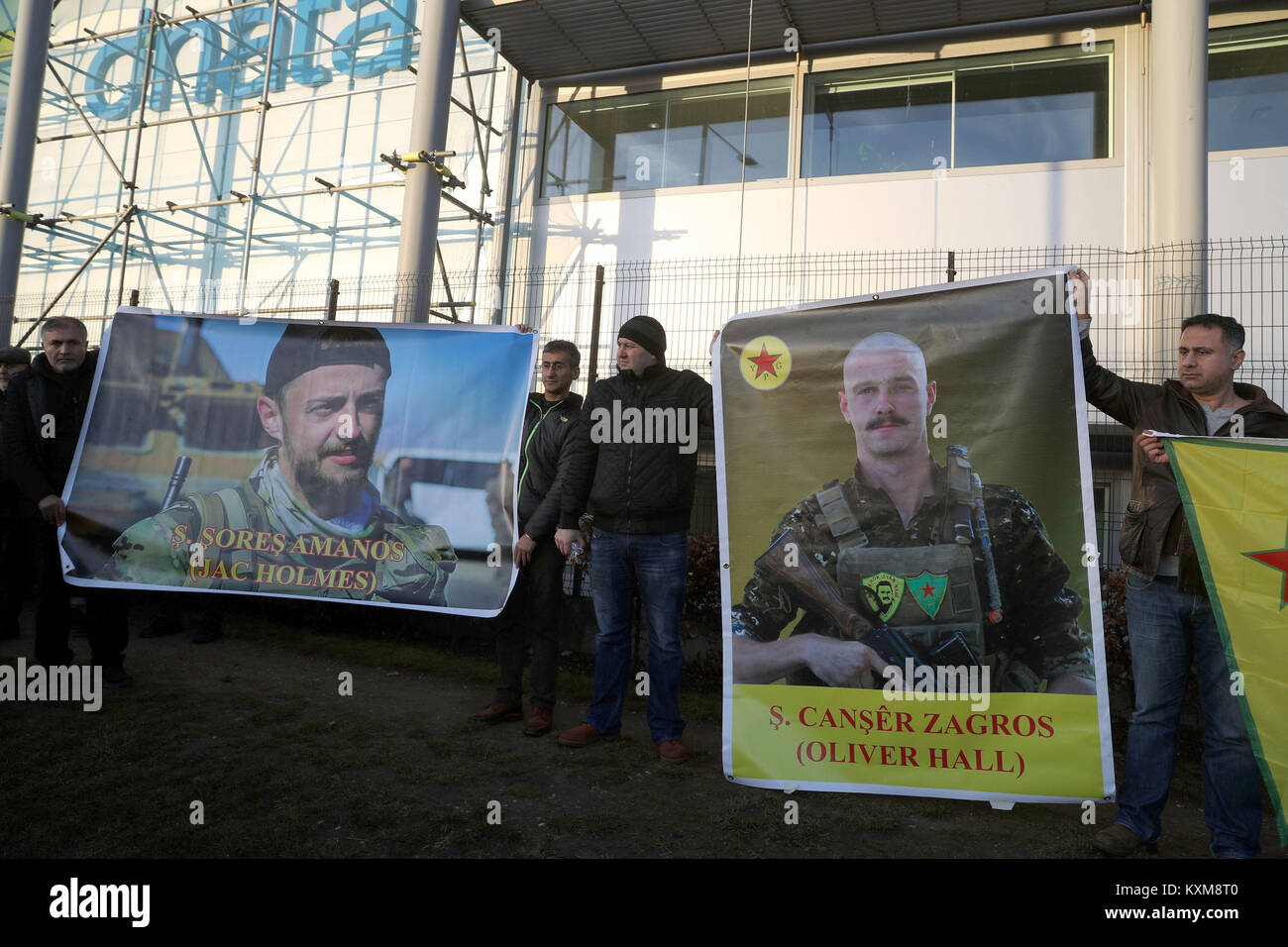 Les membres de la communauté kurde de rendre hommage comme les cercueils de La Jac hommes Holmes et Ollie Hall qui ont été tués pendant la lutte contre l'Etat islamique en Syrie quitter l'aéroport d'Heathrow après son arrivée en Angleterre. Banque D'Images