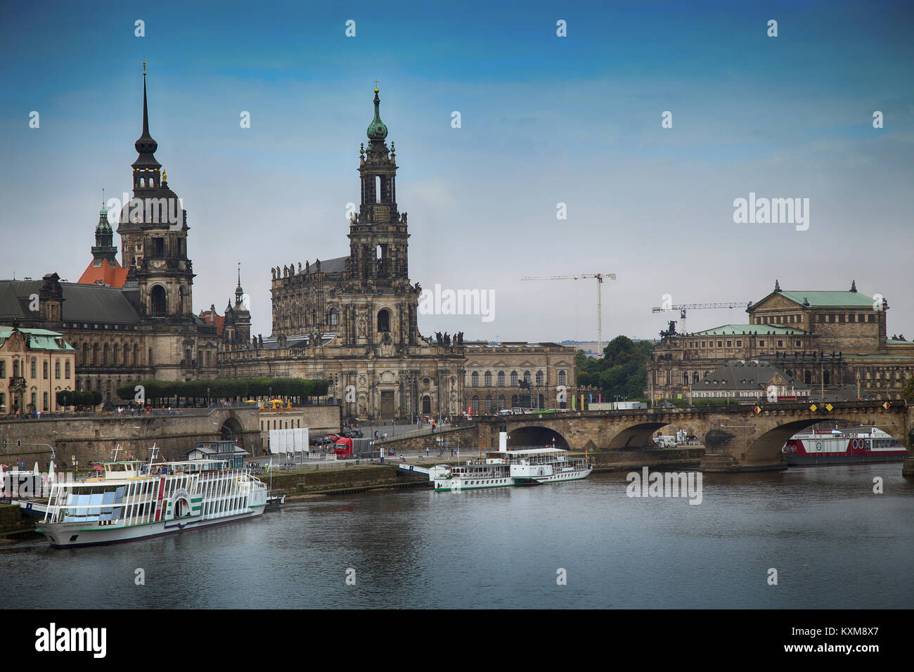 Dresde, Allemagne - 13 août 2016 : les touristes à pied et vue majestueuse sur l'Hofkirche Katholische à partir de pont Carolabrücke à Dresde, l'Etat de Saxe, Allemagne Banque D'Images