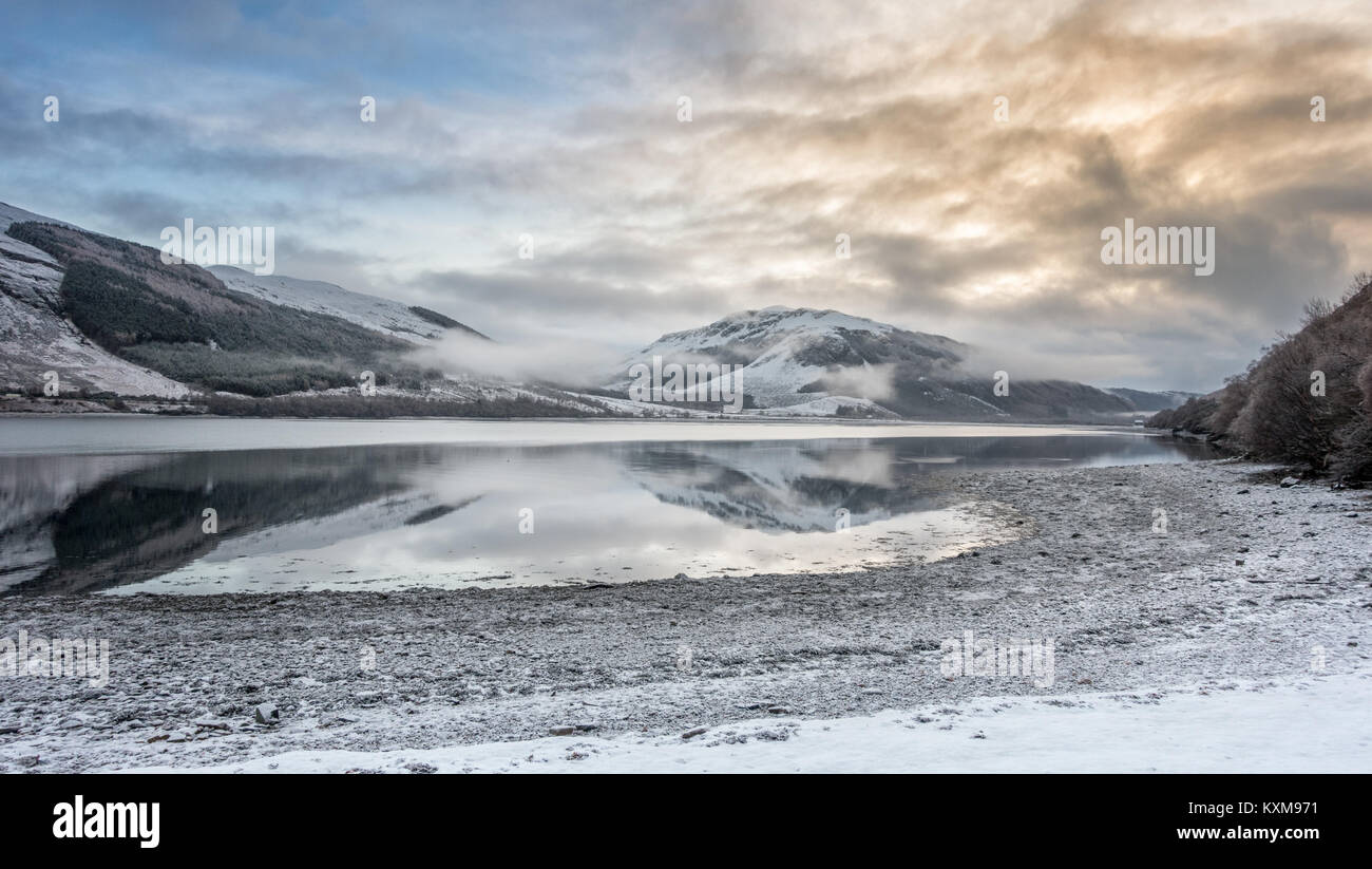 UK de paysages d'hiver : vue sur le Loch Broom vers les montagnes enneigées de la rive couverte de neige à lettres, Ullapool, Highlands, Scotland Banque D'Images