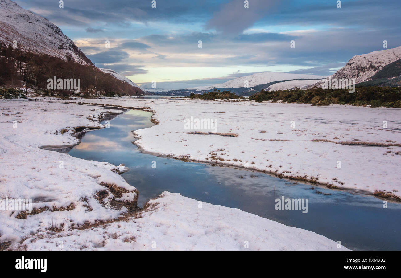 UK paysage d'hiver : vue imprenable sur le fleuve à l'embouchure du Loch Broom avec les montagnes enneigées et la rive couverte de neige, les Highlands écossais, l'Ecosse Banque D'Images