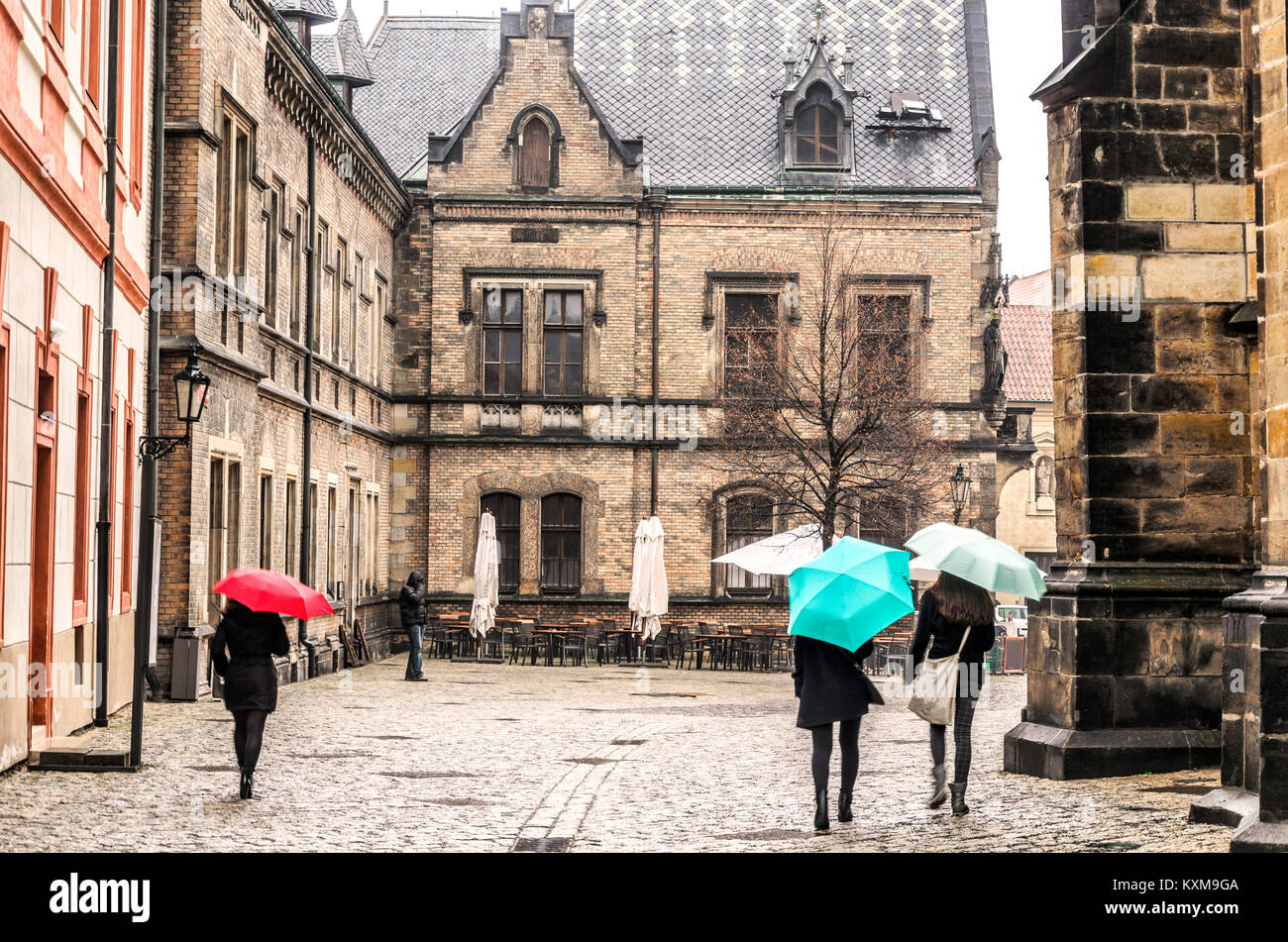 Jour de pluie dans le centre historique de Prague avec poussettes parapluies rues pavées et ses bâtiments historiques en République tchèque Banque D'Images