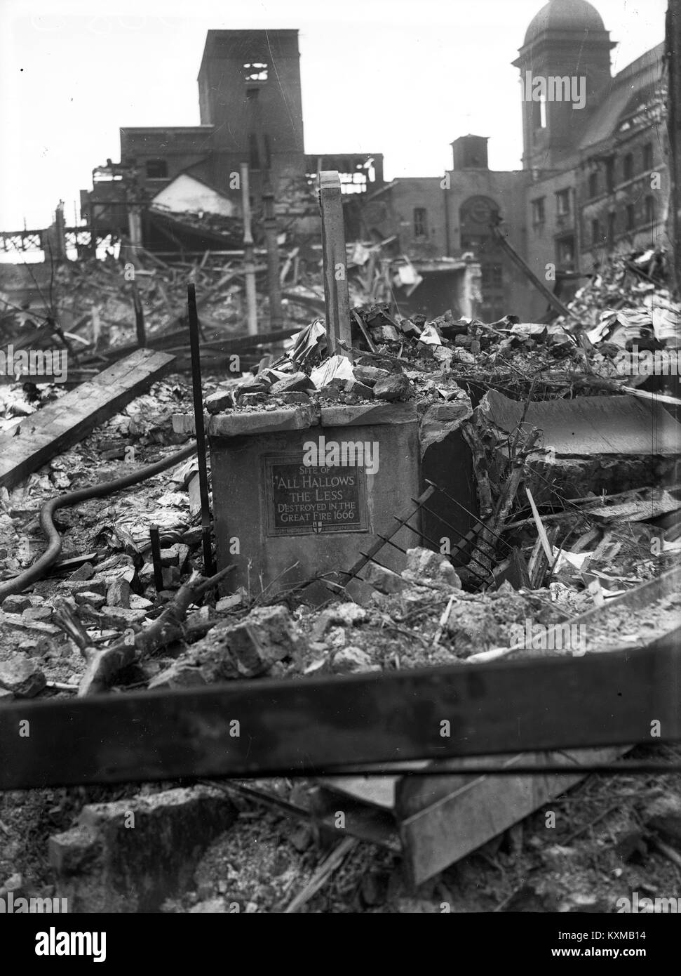 Le site de All-Hallows-le-moins église dans la rue Thames Londres après un raid boming allemand en 1941. L'église a été détruit dans le Grand Incendie de Londres en 1666 et jamais reconstruite, Banque D'Images