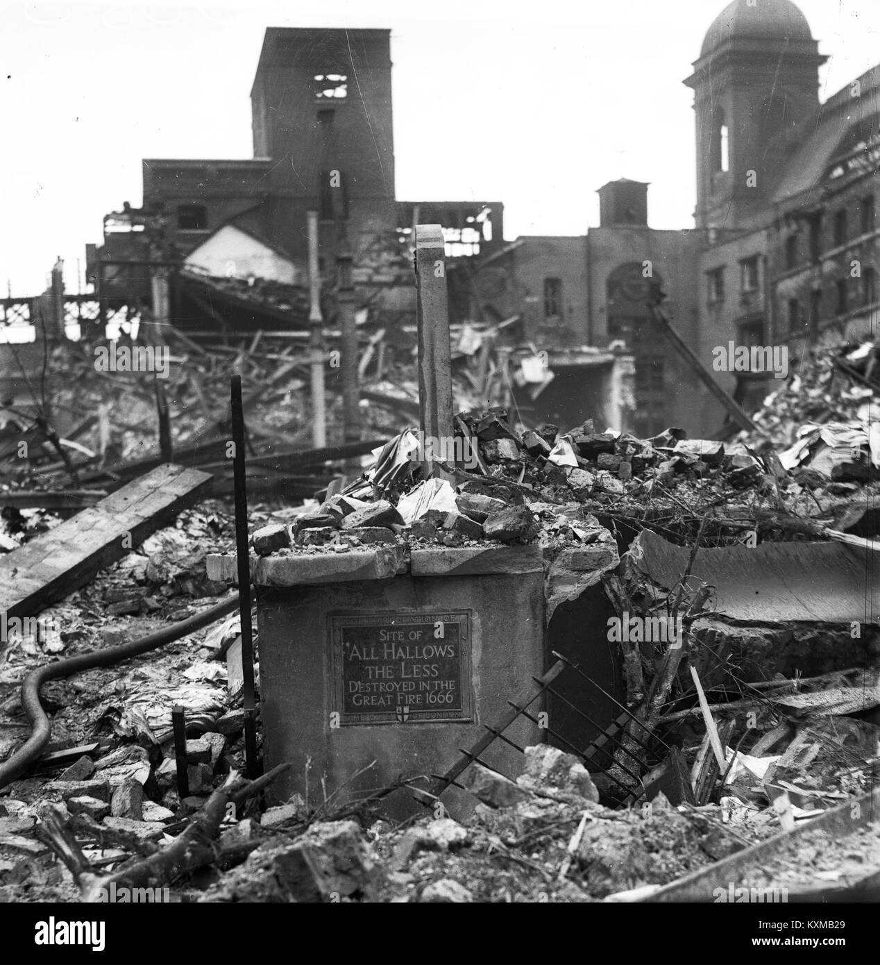 Le site de All-Hallows-le-moins église dans la rue Thames Londres après un raid allemand boming en1941. L'église a été détruit dans le Grand Incendie de Londres en 1666 et jamais reconstruite, Banque D'Images