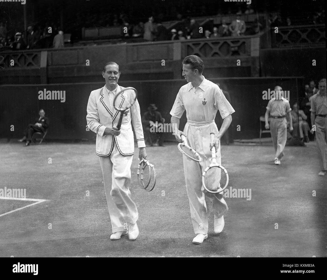 Le joueur de tennis Allemand Gottfried von Cramm (à gauche) avec Don Budge des USA marche sur le centre de la cour pour le masculin dans la finale de Wimbledon 1937 Chamionships All-England Juillet 02, 1937 Banque D'Images