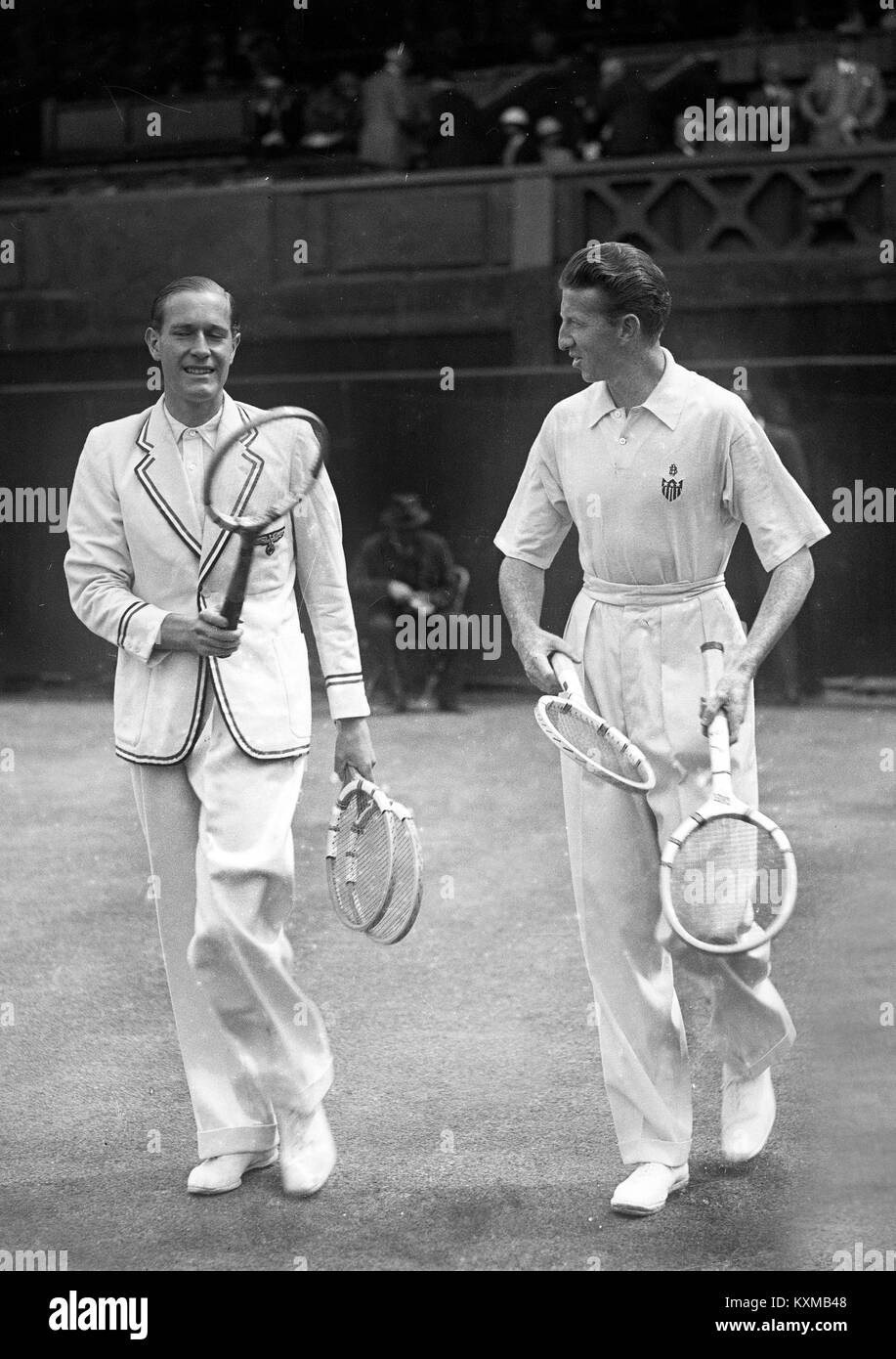 Le joueur de tennis Allemand Gottfried von Cramm (à gauche) avec Don Budge des USA marche sur le centre de la cour pour le masculin dans la finale de Wimbledon 1937 Chamionships All-England Juillet 02, 1937 Banque D'Images