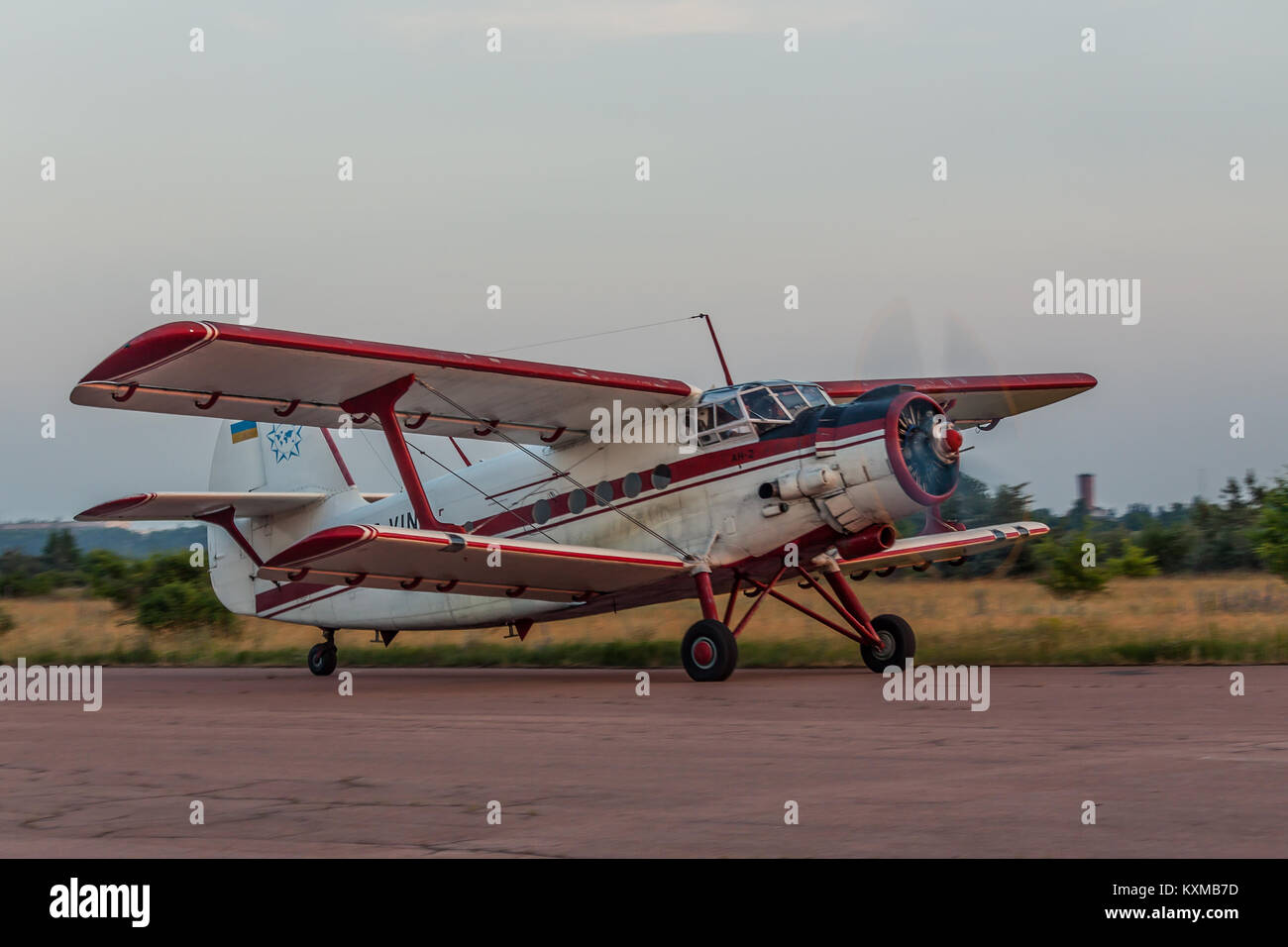 Zhitomir, Ukraine - le 18 juin 2011 : biplan Antonov An-2 est de décoller sur le coucher du soleil à partir de la piste Banque D'Images