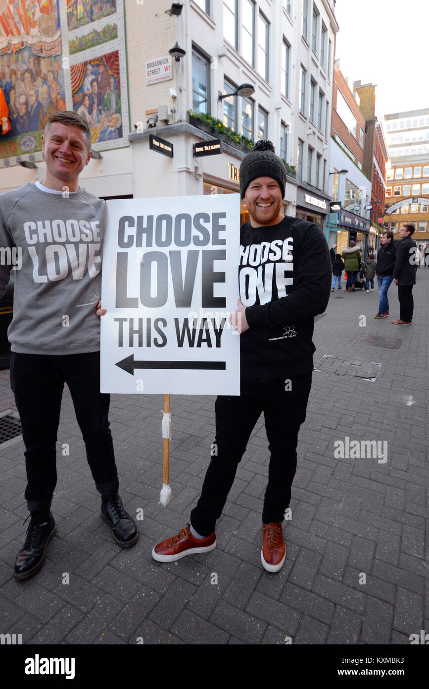 Choisissez l'amour ce signe ainsi. Les militants de la paix à Londres Banque D'Images