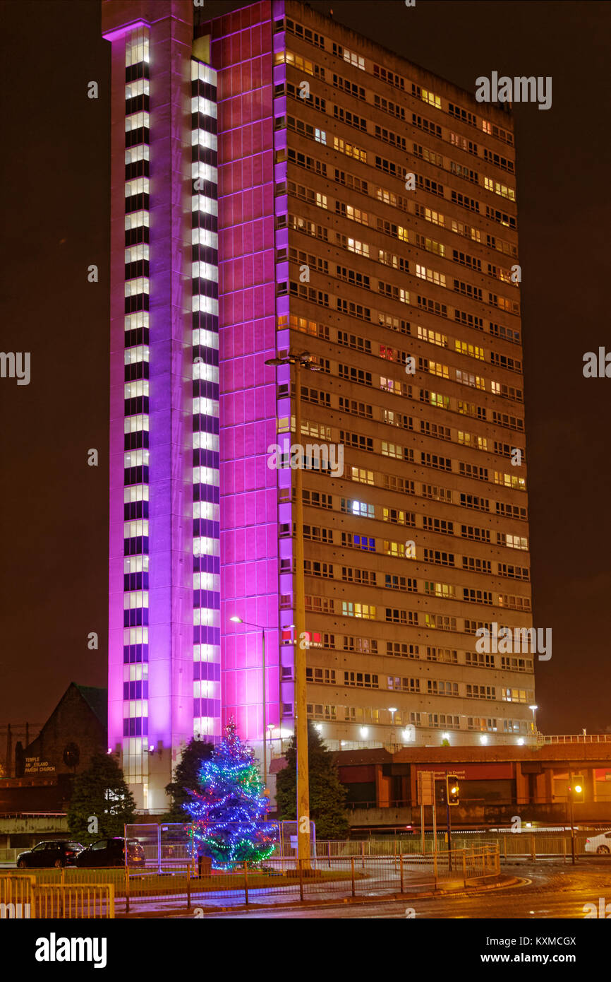 Anniesland tour de cour nuit semblable à Trellick Tower illuminé comme un arbre de Noël avec en premier plan un bâtiment classé plus haut en Ecosse Banque D'Images