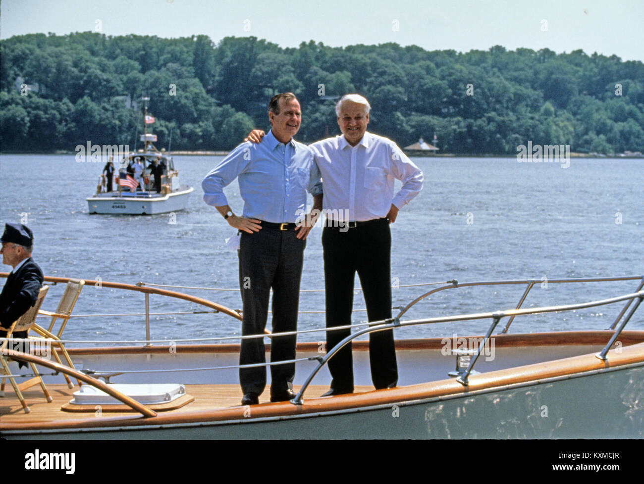 Le président des États-Unis George H. W. Bush, à gauche, et le président Boris Eltsine, de la Fédération de Russie, à droite, sur le pont comme ils prennent un tour en bateau sur la rivière Severn dans le Maryland le 17 juin 1992. Credit : Ron Sachs / CNP /MediaPunch Banque D'Images