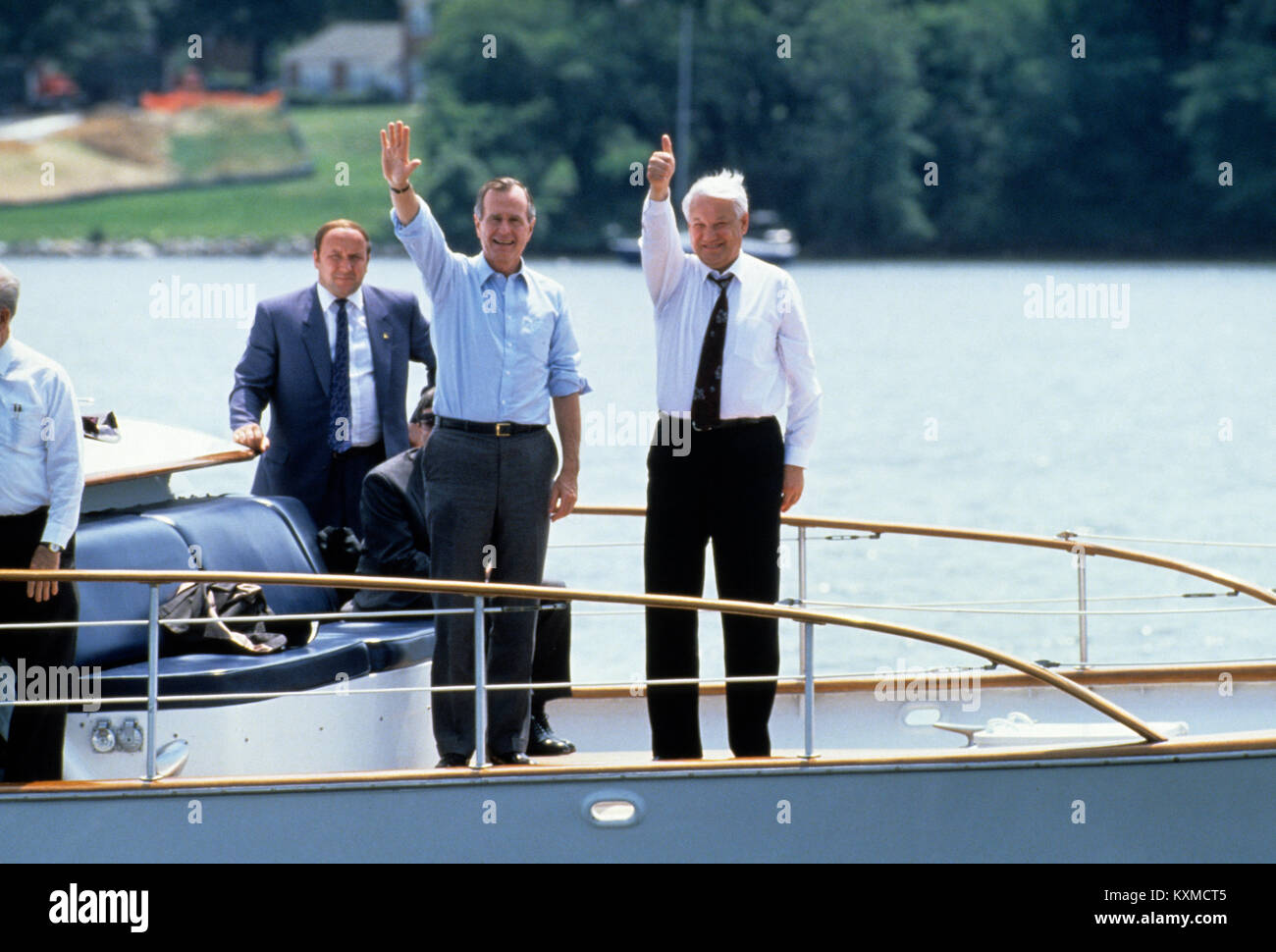 Le président des États-Unis George H. W. Bush, à gauche, et le président Boris Eltsine, de la Fédération de Russie, la droite, le vague à l'photographes, qui prennent un tour de bateau sur la rivière Severn dans le Maryland le 17 juin 1992. Credit : Ron Sachs / CNP /MediaPunch Banque D'Images