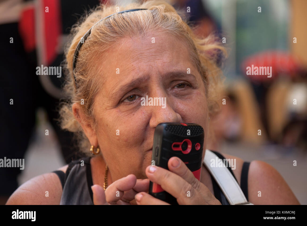 Une femme fait un appel téléphonique sur son téléphone cellulaire à La Havane, Cuba. Banque D'Images