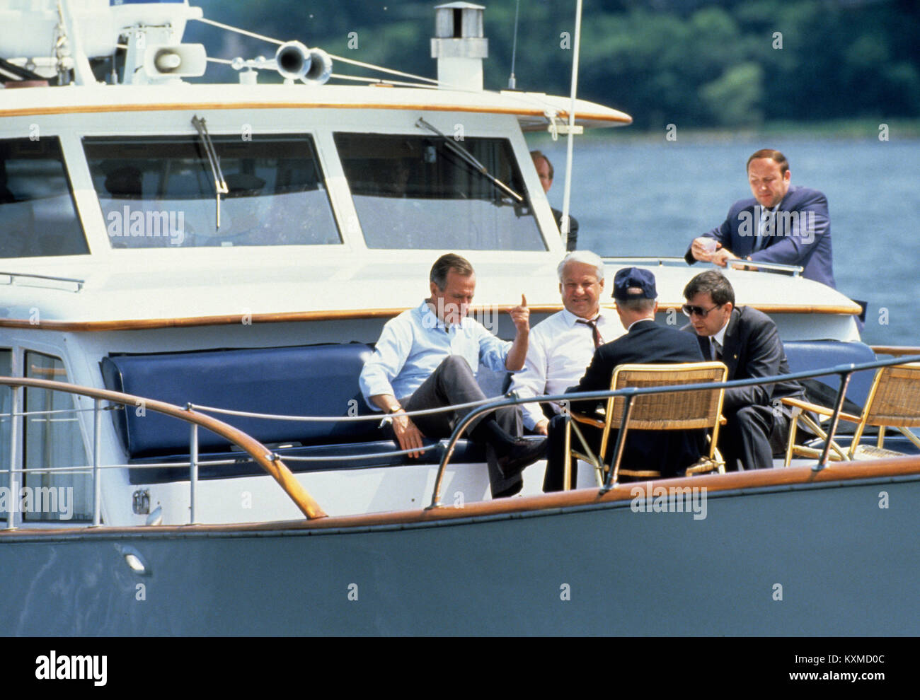 Le président des États-Unis George H. W. Bush et le président Boris Eltsine, de la Fédération de Russie, faire une balade en bateau sur la rivière Severn dans le Maryland le 17 juin 1992. Credit : Ron Sachs / CNP /MediaPunch Banque D'Images