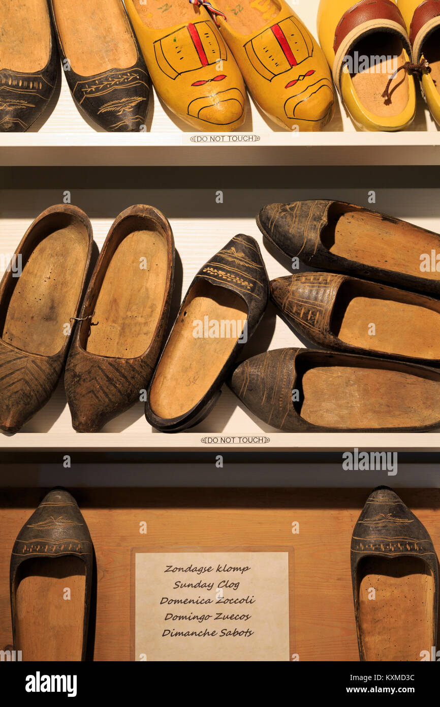 Fabrique de sabots, l'île de Marken, Hollande du Nord, Pays-Bas, Europe Banque D'Images