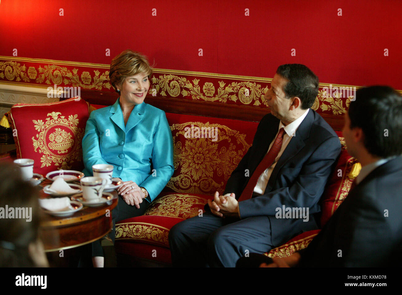 La Première dame Laura Bush, Ambassadrice Honoraire pour la Décennie de l'alphabétisation, se réunit avec le sous-directeur général de l'UNESCO pour la culture, Mounir Bouchenaki dans la Salle Rouge de la Maison Blanche, le mercredi 12 mai 2004. Crédit obligatoire : Tina Hager / White House via CNP /MediaPunch Banque D'Images