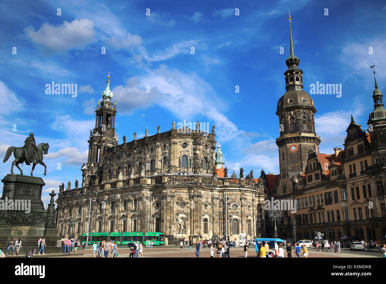 Dresde, Allemagne - 13 août 2016 : les touristes à pied sur Kreuzstraße et vue majestueuse sur la Saxe du château de Dresde et de Dresde, Hofkirche Katholische St Banque D'Images