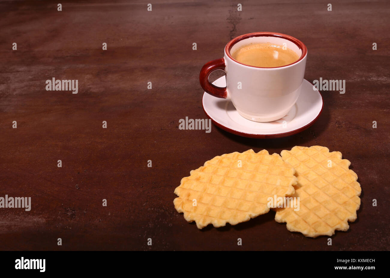 Wafel, gaufre au caramel et tasse à café, coffeebreak isolé sur fond sombre Banque D'Images