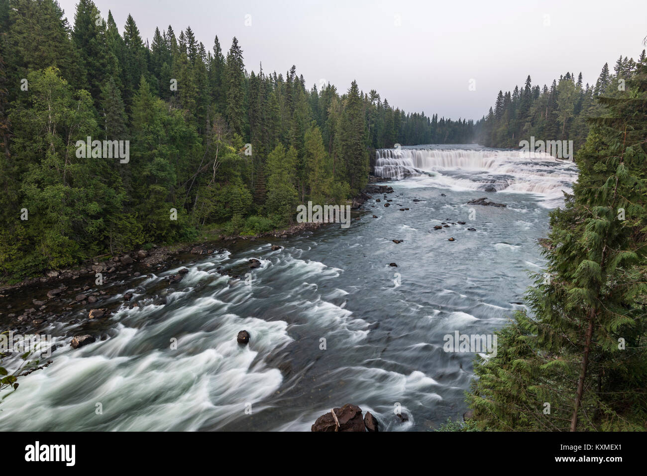 Dawson Falls au gris des murs Provincial Park, British Columbia, Canada Banque D'Images