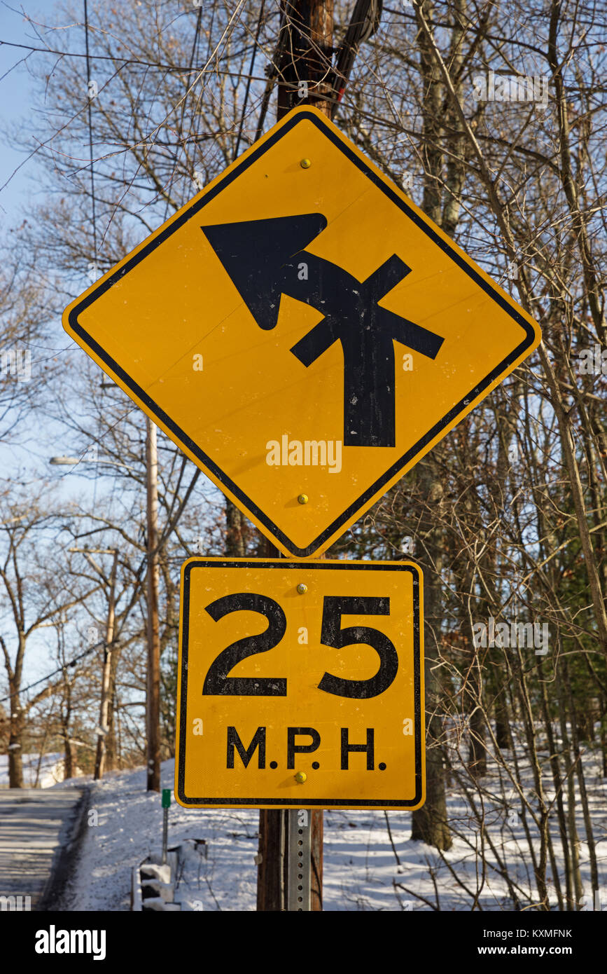 Intersection complexe inhabituel avec signe d'avertissement 25 mph Banque D'Images