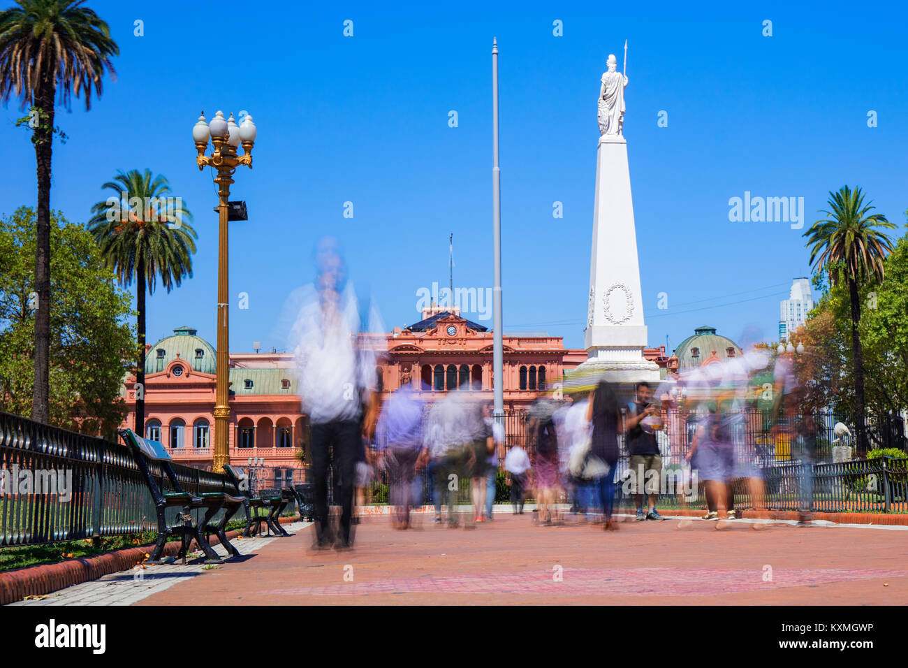 Les gens qui marchent sur la Plaza de Mayo, avec la Casa Rosada en arrière-plan. Monserrat, Buenos Aires, Argentine. Banque D'Images