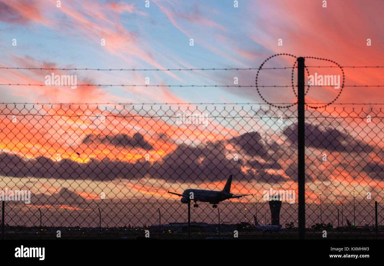 Atterrissage en avion au coucher du soleil Banque D'Images