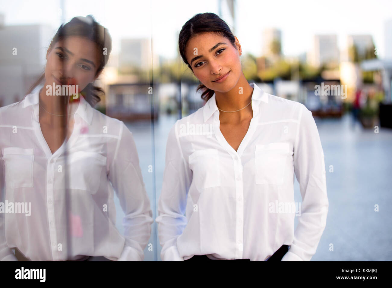 L'entreprise indépendante de l'origine ethnique mixte femme calme et la dignité headshot portrait Banque D'Images