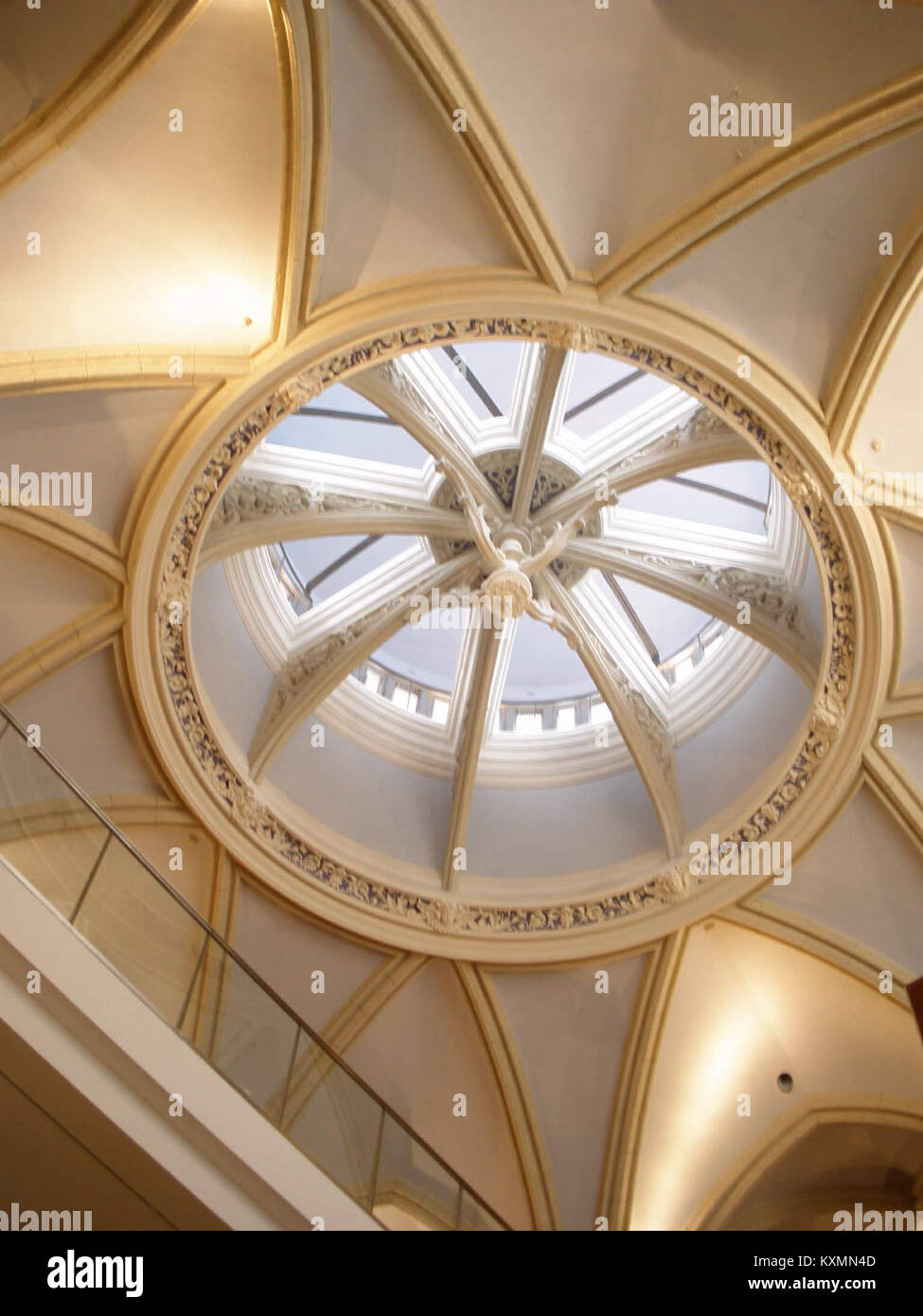 Museo de Reproducciones Artísticas est un musée situé à Bilbao, en Espagne, situé dans l'ancienne église du Sacré-cœur de Marie, qui présente des reproductions d'art de différentes périodes. Banque D'Images