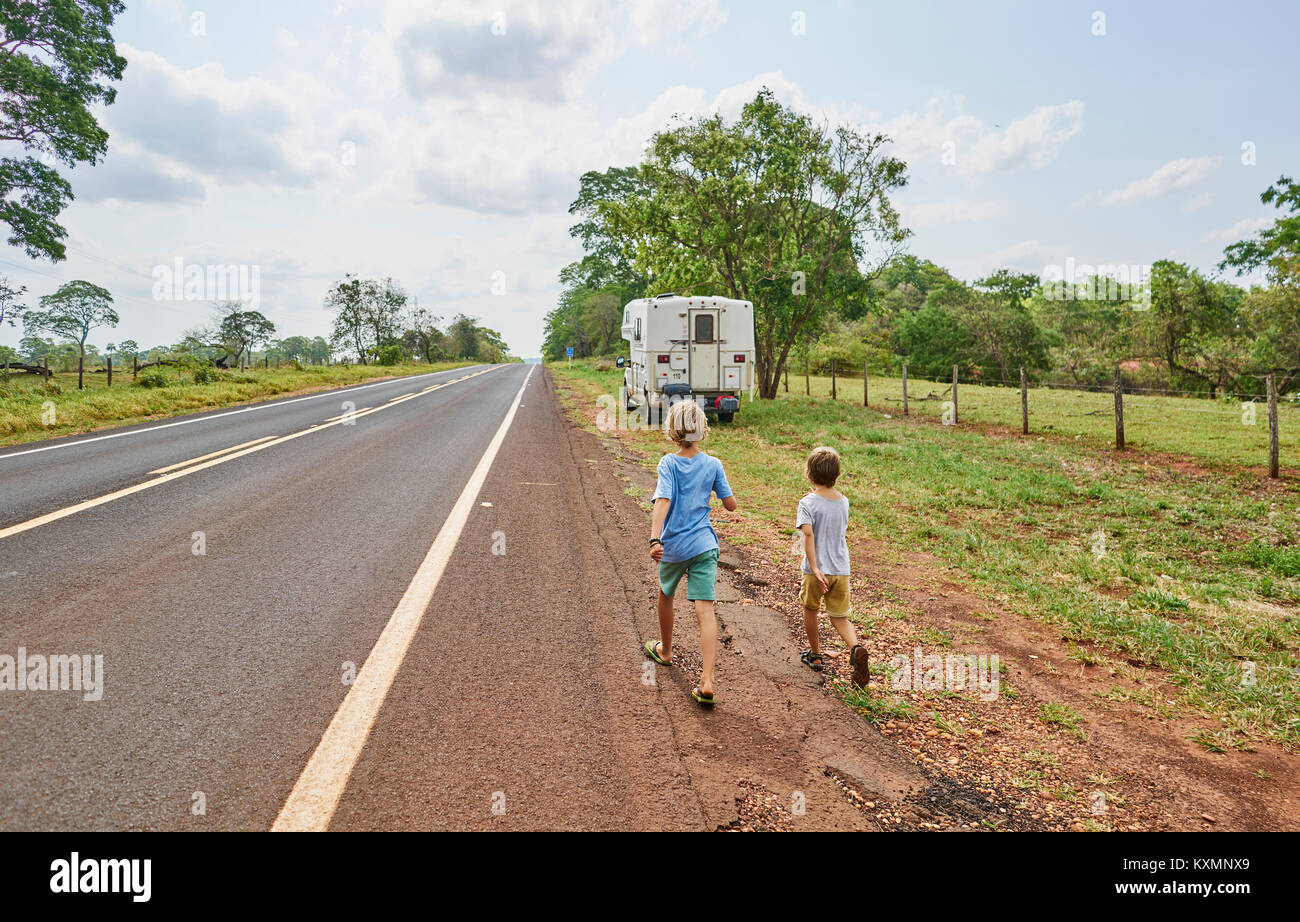Les garçons à pied le long d'un camping-car,route,Bonito Mato Grosso do Sul, Brésil, Amérique du Sud Banque D'Images