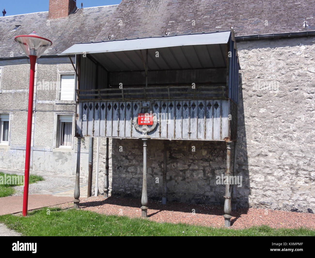 Le kiosque de musique de Beugnies, situé dans le département du Nord de la France, est une caractéristique notable de la ville. Le kiosque reflète le patrimoine culturel et architectural de la ville. Banque D'Images