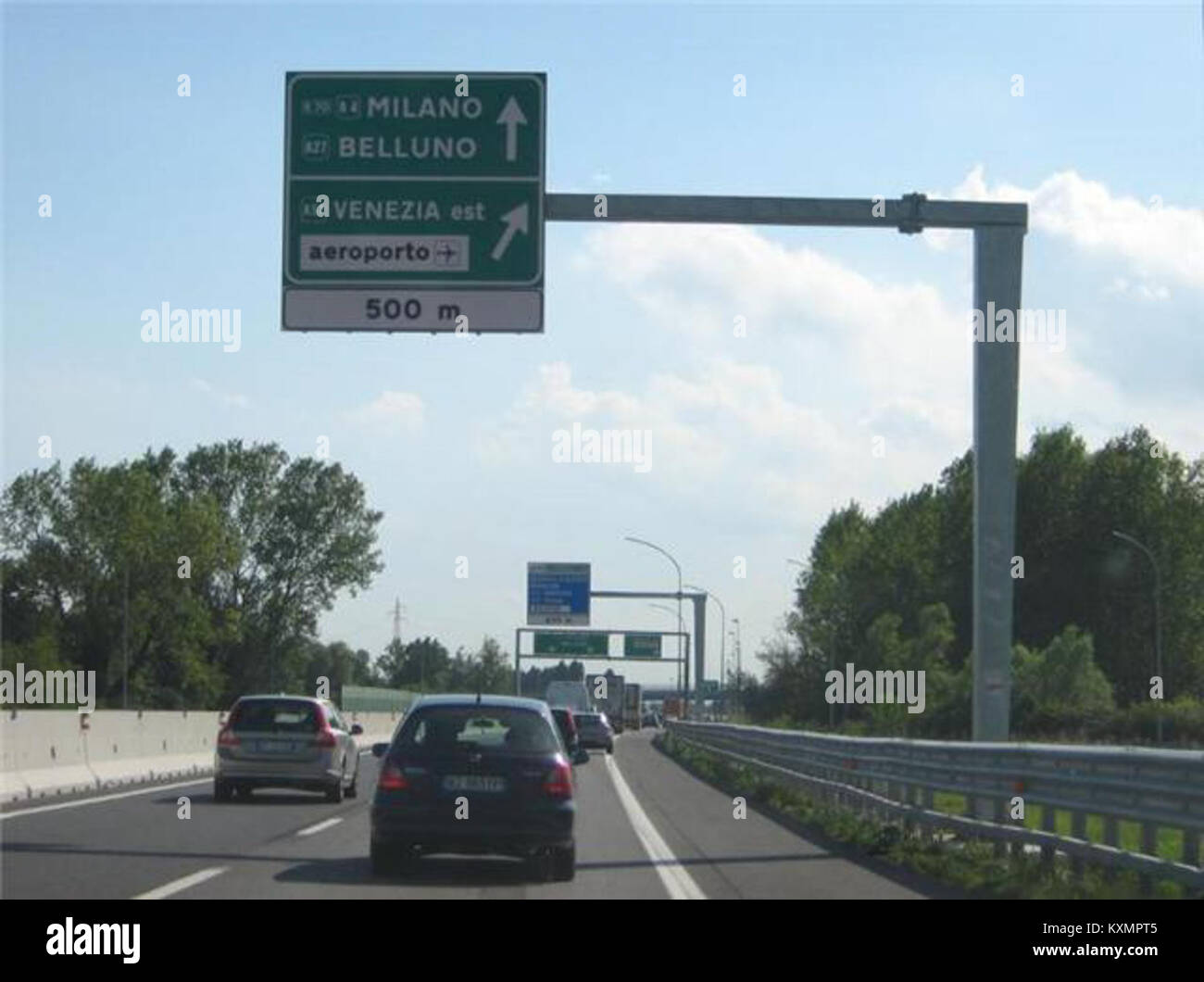 Photographie d’un carrefour routier reliant les autoroutes A57 et A4 près de Trieste, en Italie, mettant en évidence l’infrastructure de transport et la connectivité régionale. Banque D'Images